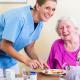 Gesund arbeiten in der Altenpflege: mit unseren Tipps für Pflegekräfte