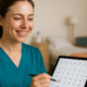 Pflegekraft lächelt und hakt freie Tage in einem digitalen Kalender ab – Symbolbild für flexible Arbeitsmodelle in der Pflege bei anbosa.