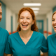 Lachende Pflegekräfte in türkisen Scrubs als Symbol für die Tariflohnerhöhung Zeitarbeit 2026 und den höchsten Erfahrungszuschlag bei anbosa.