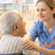 Pflegekraft betreut älteren Mann in der Altenpflege – Arbeiten in der Pflege 2026